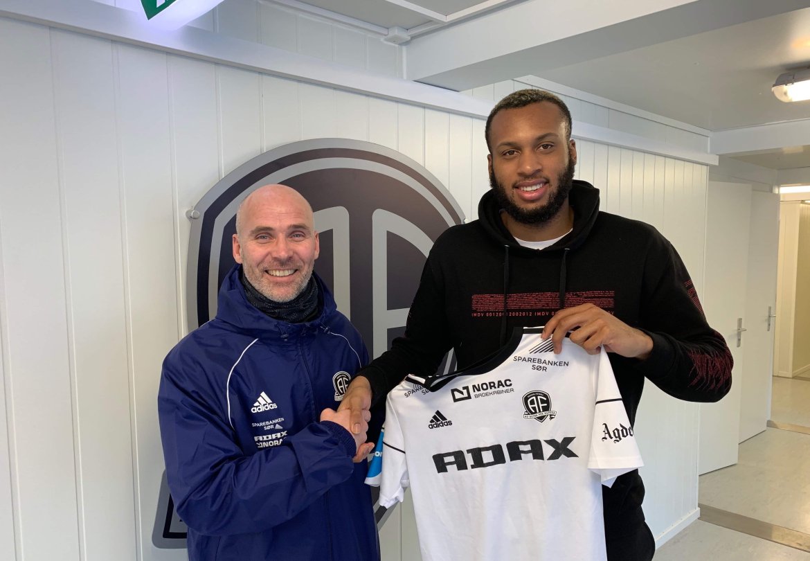 Steinar Pedersen er fornøyd med at Reiss Greenidge er på plass i Arendal Fotball. Han blir klubbens første engelske spiller.