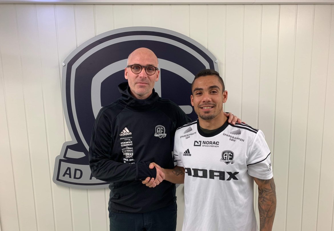 Steinar Pedersen er glad for å kunne ønske Ulrik Reinaldo Berglann velkommen til Arendal Fotball.