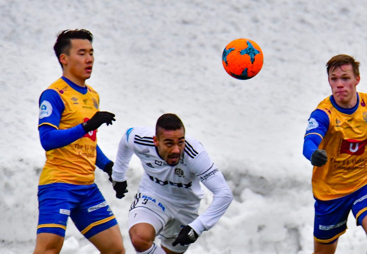 Ulrik Reinaldo Berglann i møte med gamle lagkamerater.