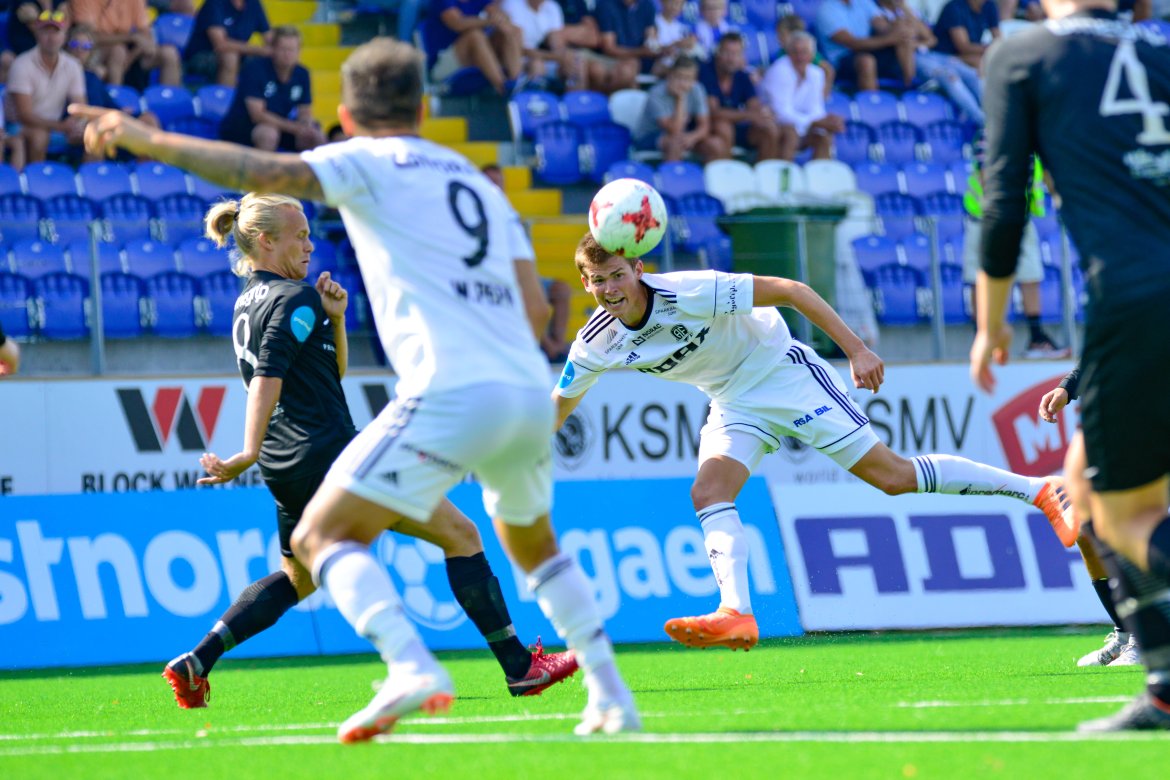 Wilhem Pepa viser hvor han vil ha ballen og Preben Skeie forsøker å etterkomme ønsket....