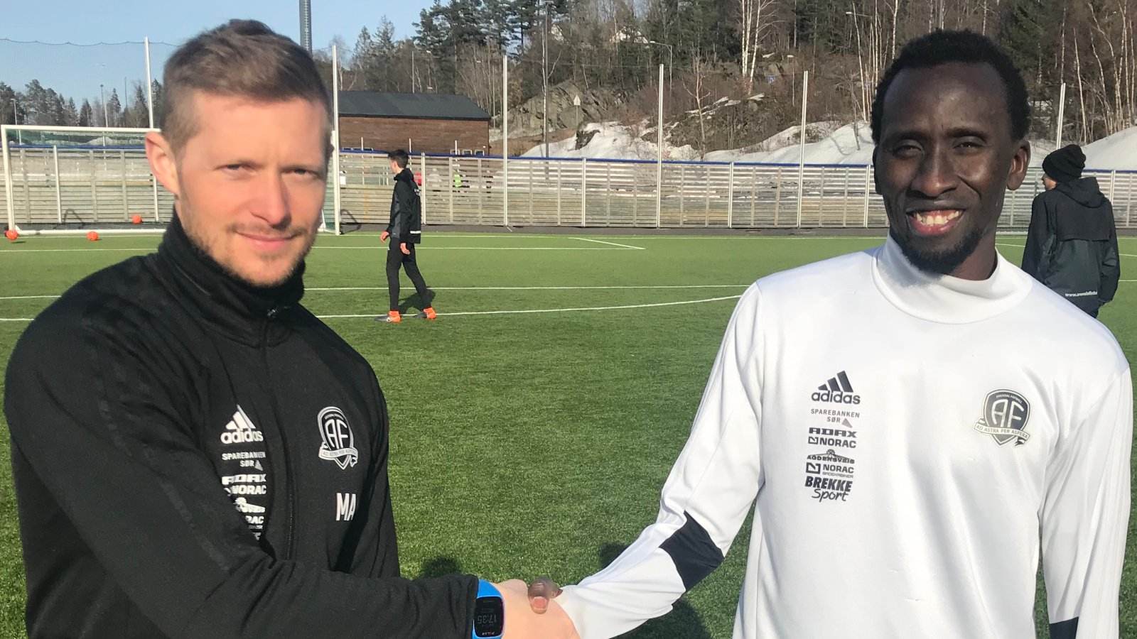 Pape Paté Diouf ønskes hjertelig velkommen til Arendal av trener Mattias Andersson.