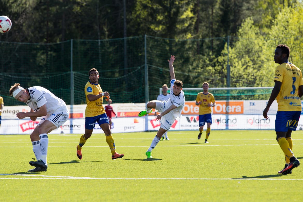 Ylldren Ibrahimaj fyrer - og Petar Rnkovic dukker unna.
