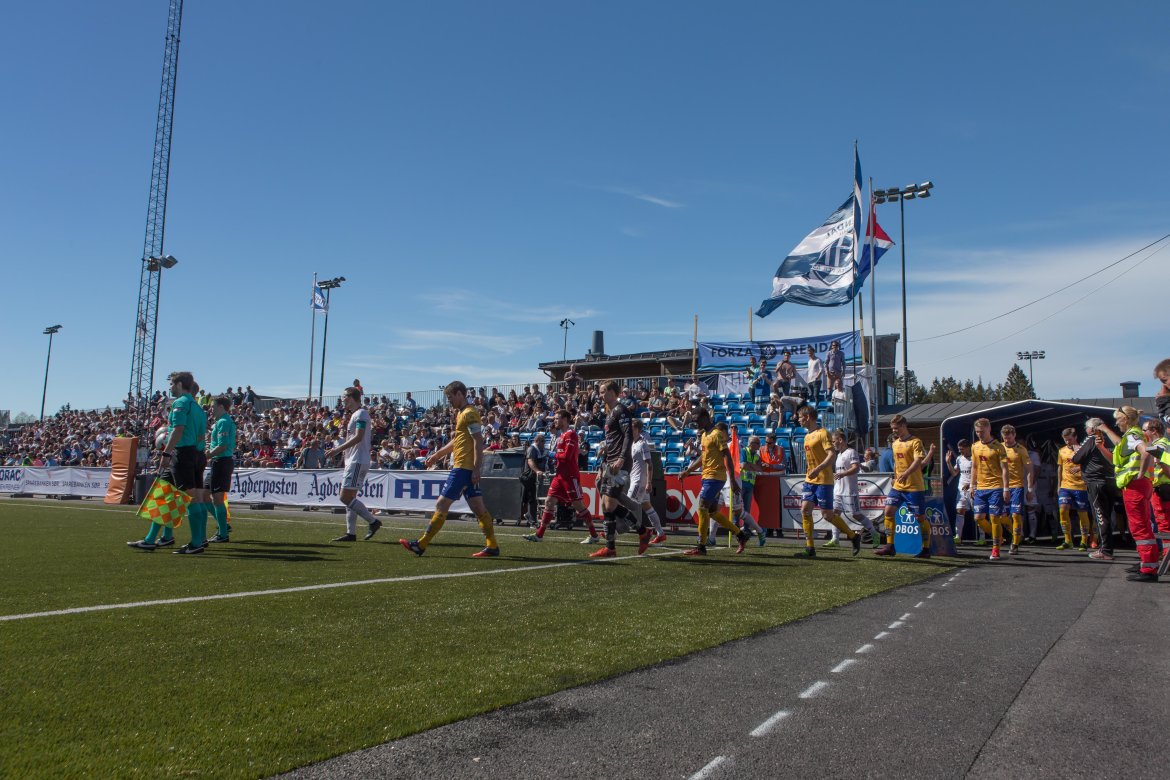 Lagene marsjerer inn foran et historisk lokaloppgjør mellom Arendal og Jerv.
