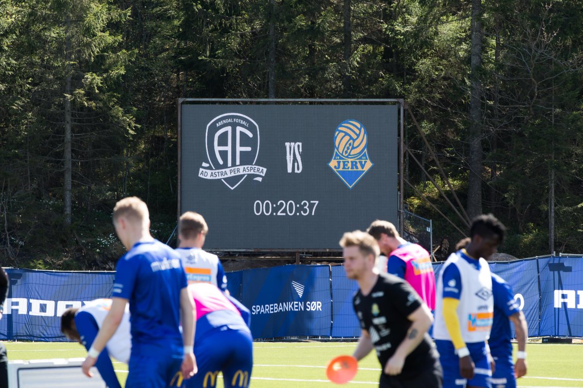 20 minutter igjen til kampstart. Jerv varmer opp.