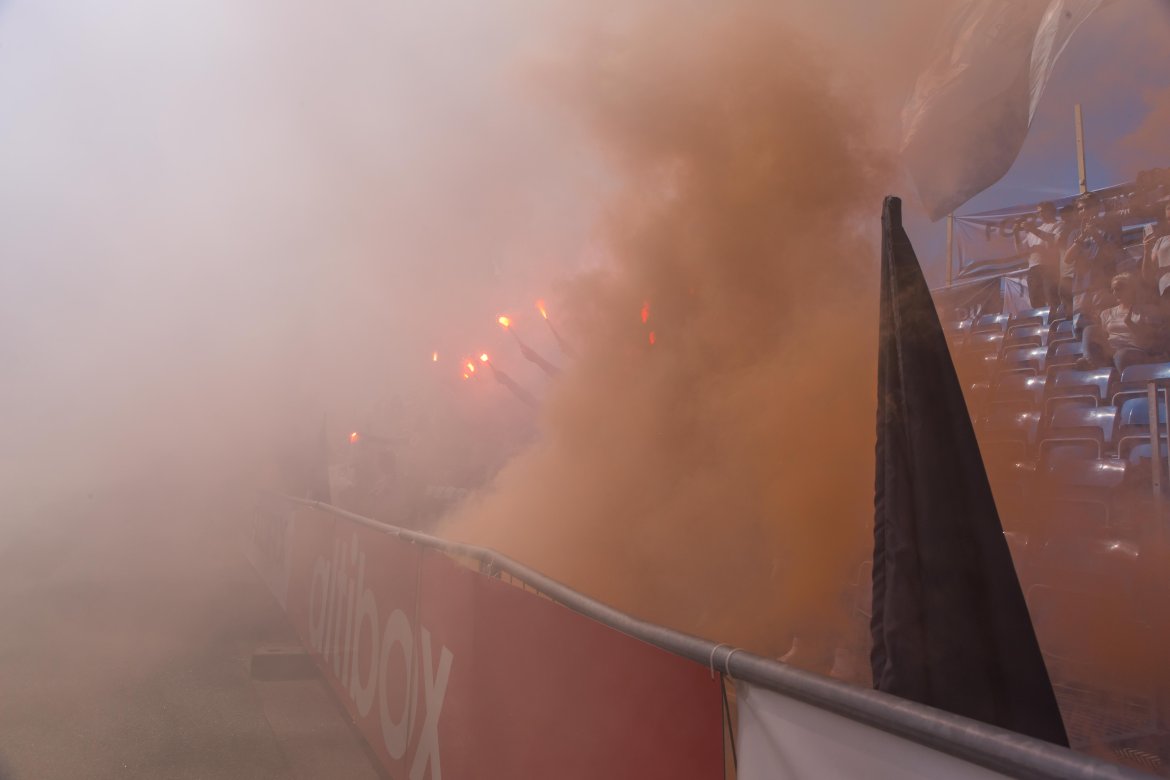 Forza Arendal i fyr og flamme før kampen.