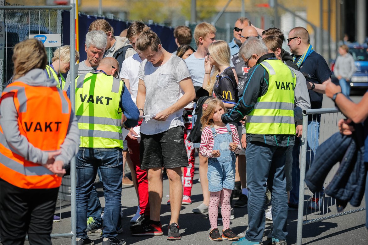 Trangt i døra før utsolgt kamp!