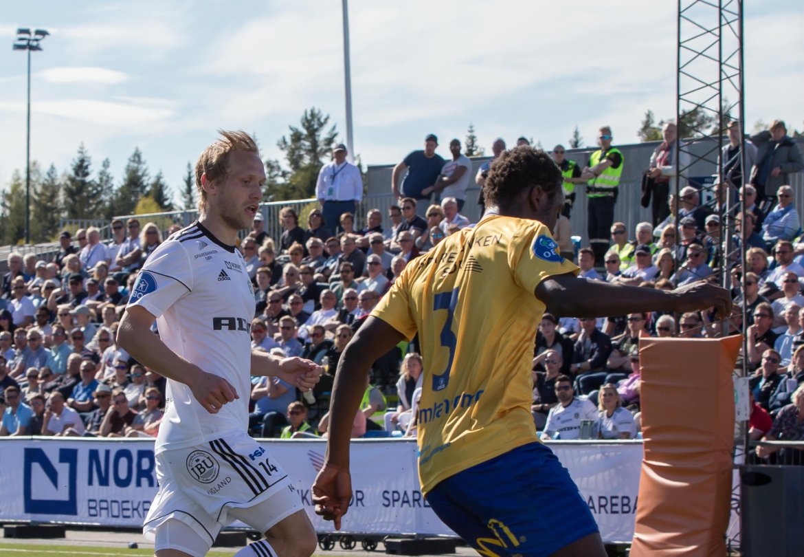 Tobias Olsvik i duell med Brice Wembangomo