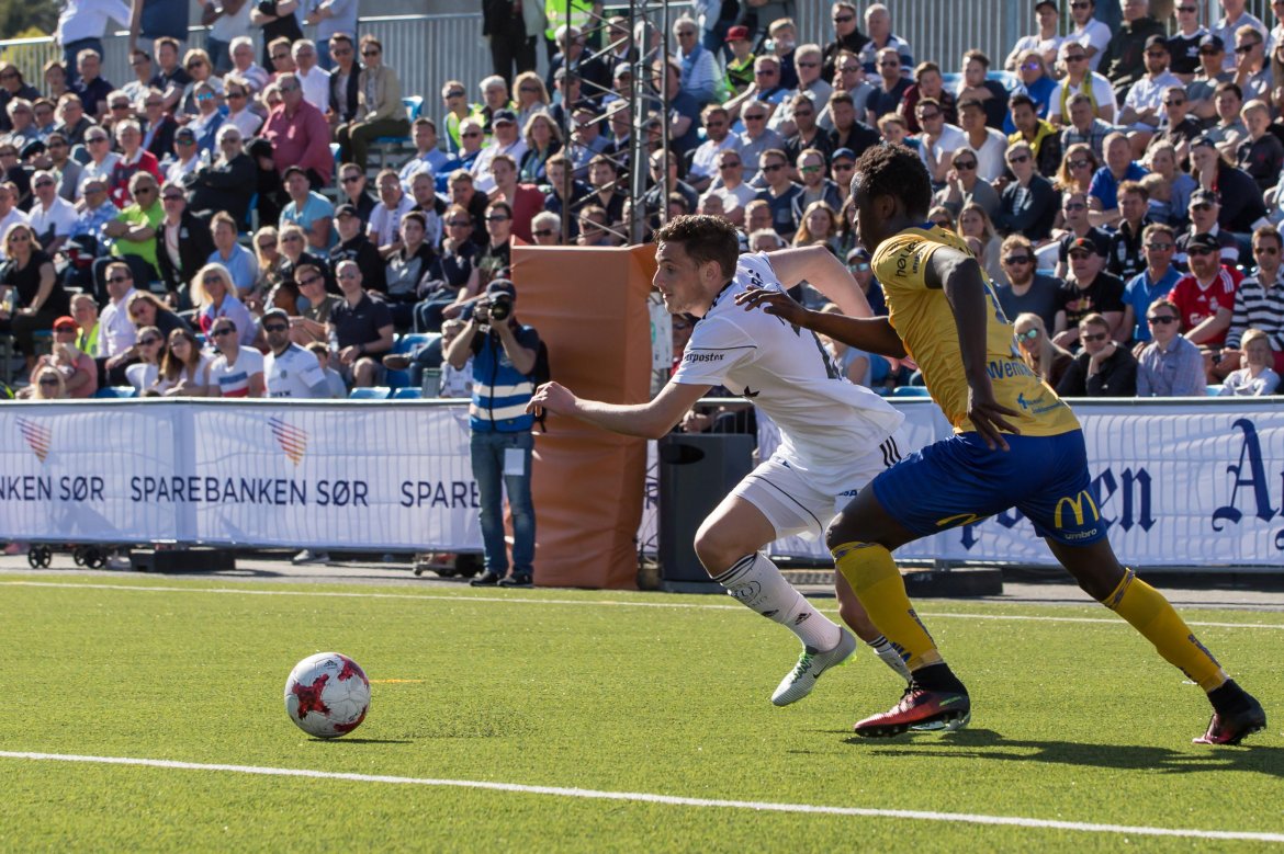 Adi Markovic skjærer inn fra kanten.