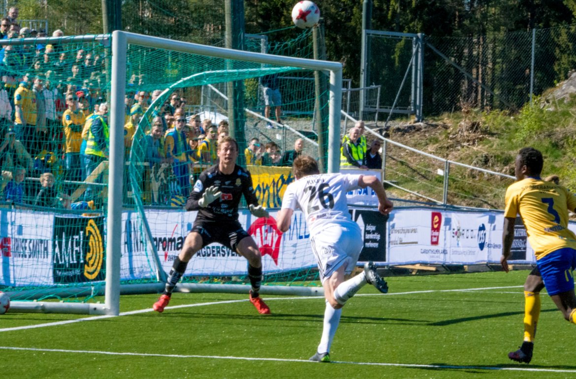 Petar Rnkovic måtte låne drakten til Lars Kilen - etter han hans egen drakt var full av blod...