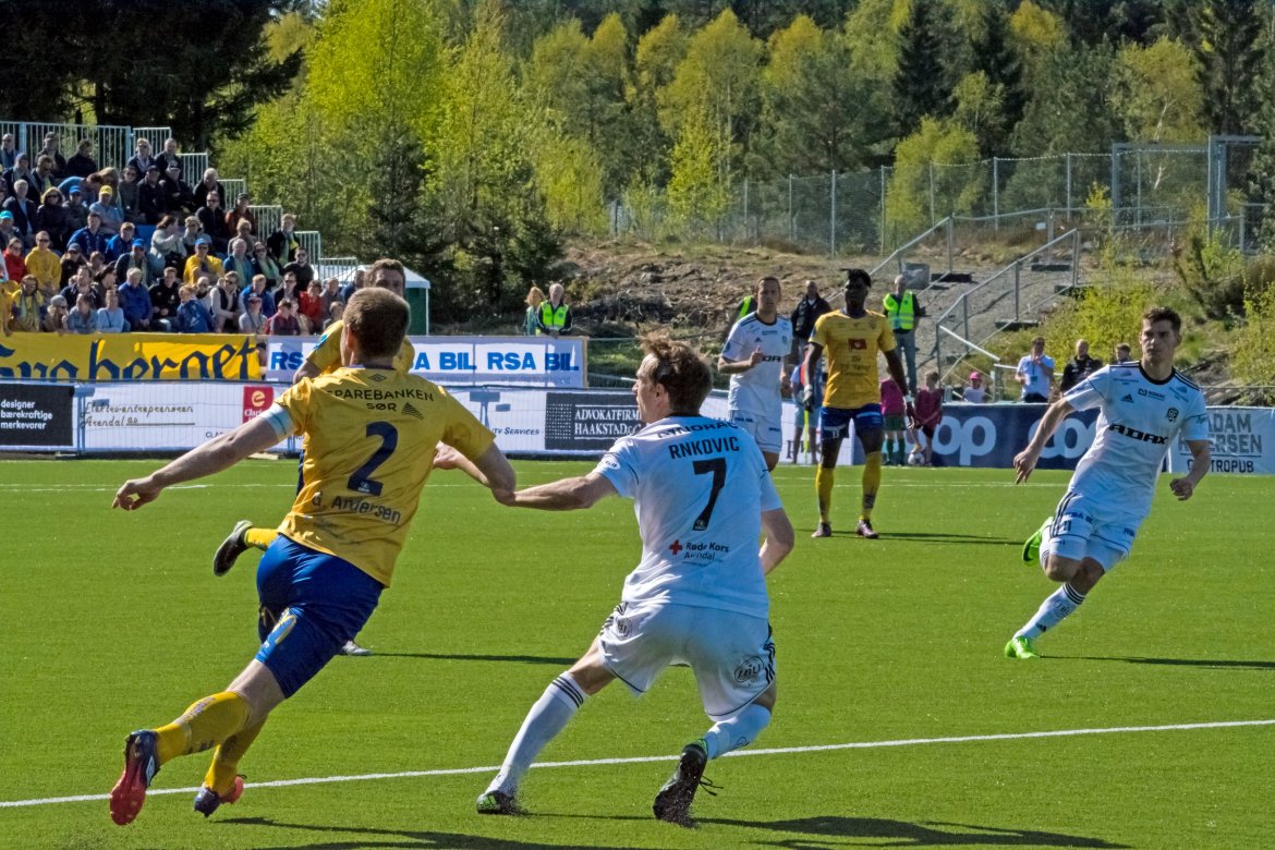 Petar Rnkovic i duell med sin tidligere lagkamerat fra Strømsgodset, Glenn Andersen.