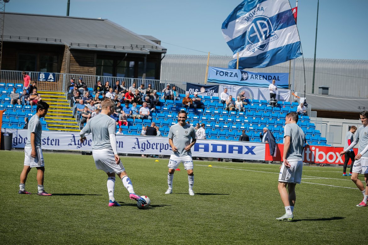 Innbyttere i oppvarming før Arendal-Jerv.