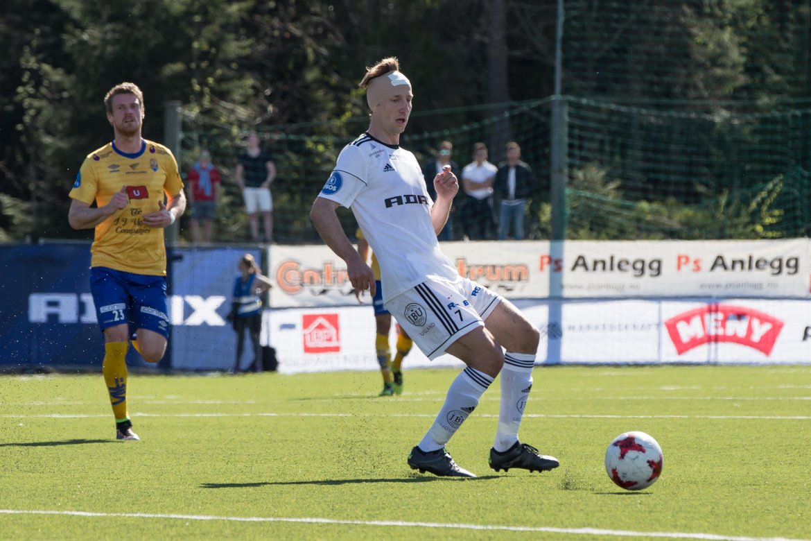 Petar Rnkovic måtte ha bandasje på hodet.