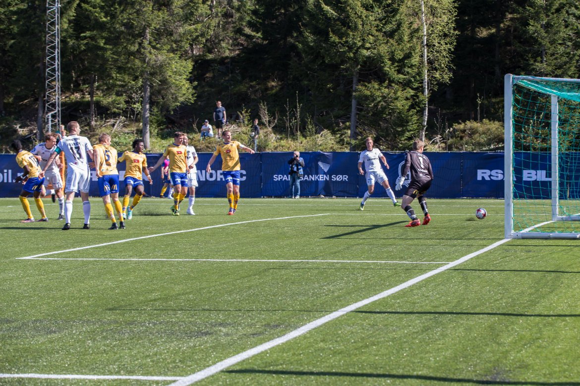 Øyvind Knutsen må se headingen fra Petar Rnkovic gå i mål.