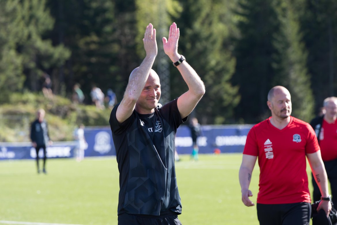 Knut Tørum takker publikum etter kampen. Til høyre keepertrener Terje Henriksen - som fortsatt har et hjerte for Jerv, så kanskje var uavgjort et greit resultat for ham....