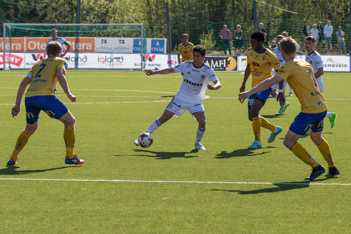 Tobias Henanger omringet av Jerv-spillere.