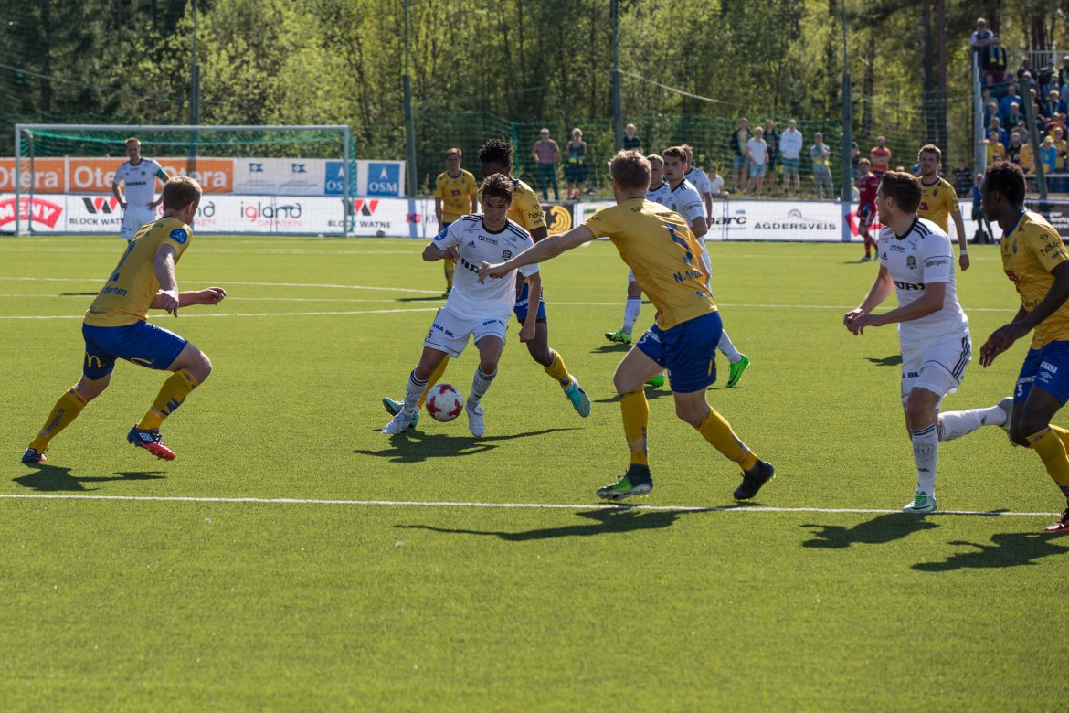 Tobias Henanger forsøker å komme gjennom forsvarsmuren til Jerv.