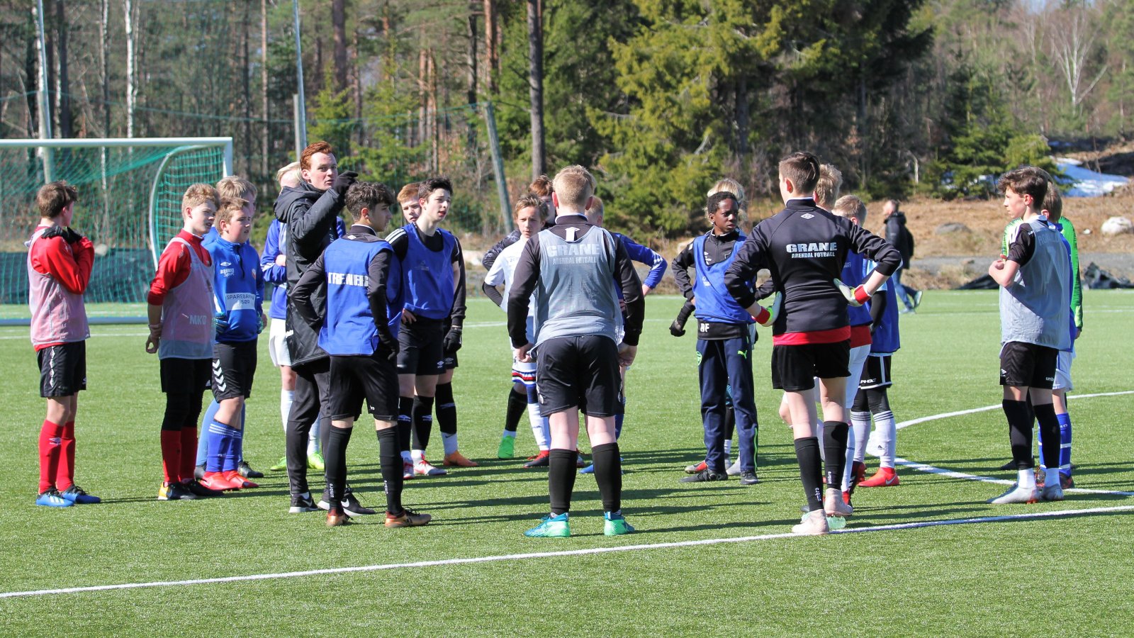 Spillerutvikler Reinhard Nærbø instruerer noen av deltakerne fra 2005-kullet under en av uttaksamlingene i spillerutviklingsprosjektet som Arendal Fotball regisserer.