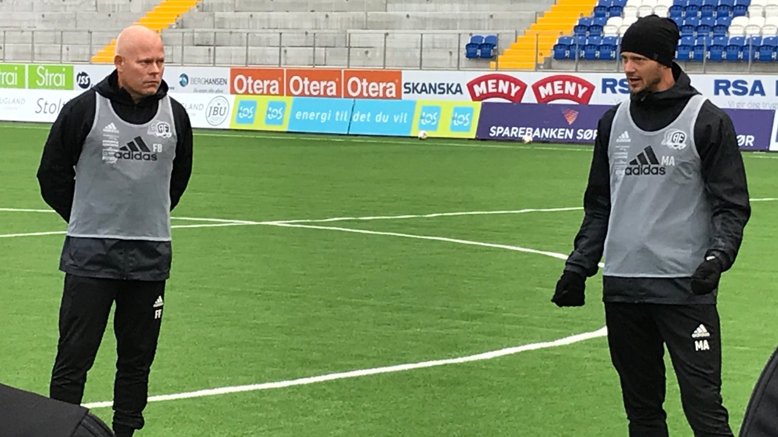 Mattias Andersson (til høyre) og Frank Bredal på treningsfeltet på Norac stadion.
