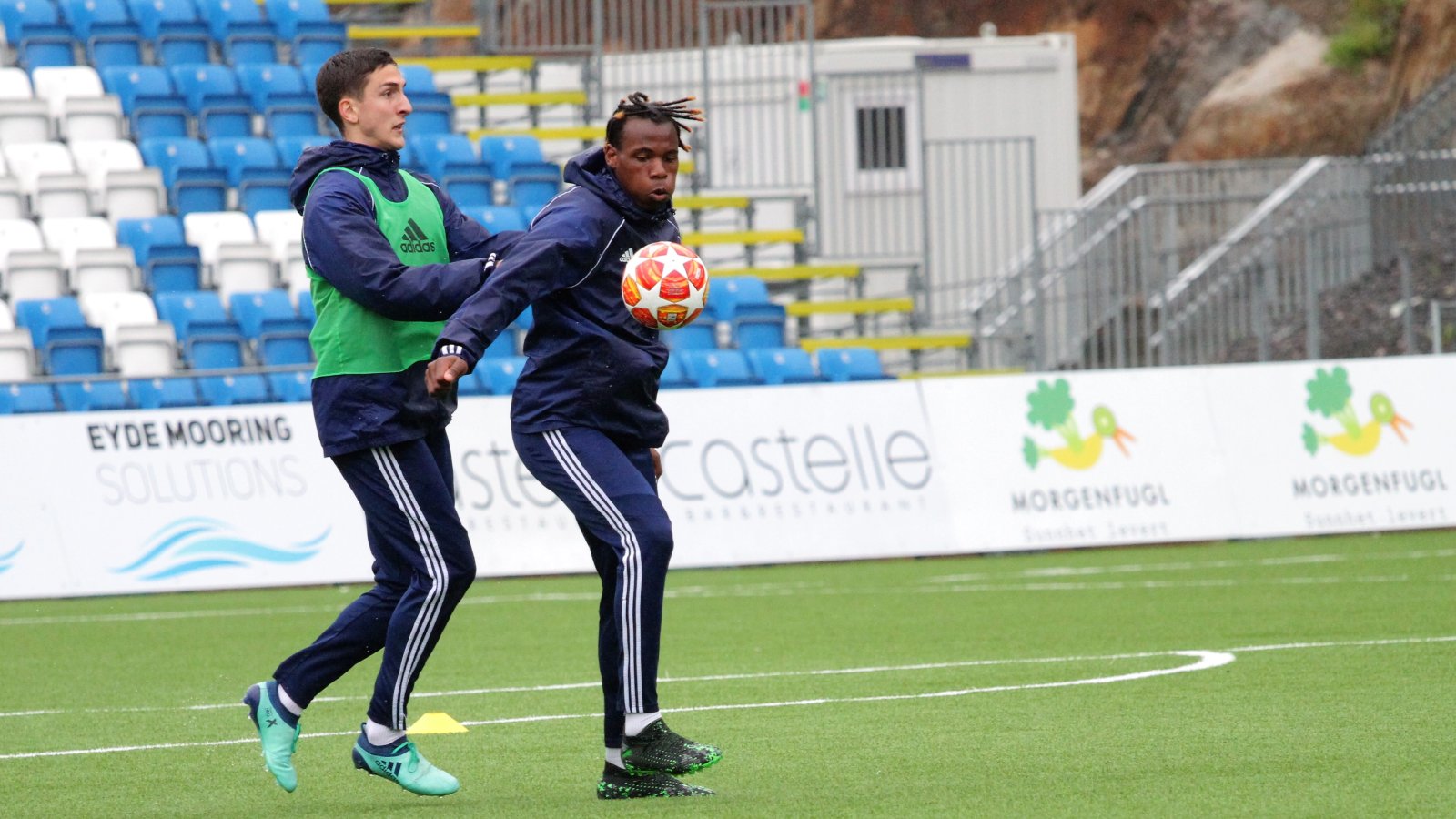Vital Kaba i duell med Ilir Kukleci på trening.