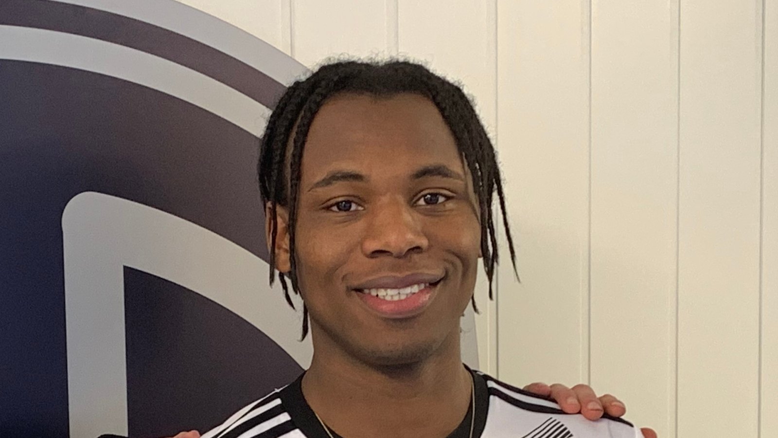 Steinar Pedersen og Roger Risholt ønsker Vital Curtis Kaba (24) velkommen til Arendal Fotball.