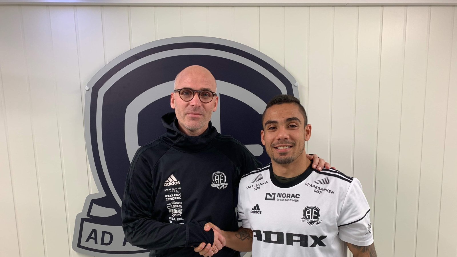 Steinar Pedersen er glad for å kunne ønske Ulrik Reinaldo Berglann velkommen til Arendal Fotball.