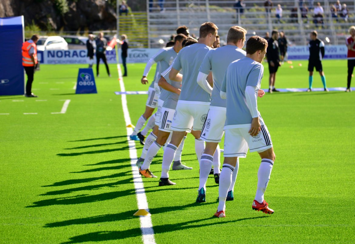 Arendal varmer opp før åpningskampen på Norac stadion.