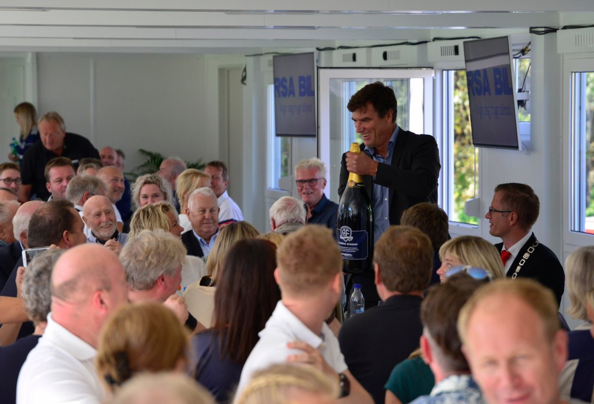 Styreleder Jan Sigurd Otterlei viser frem champagneflasken klubben fikk av Promarc før kampen.