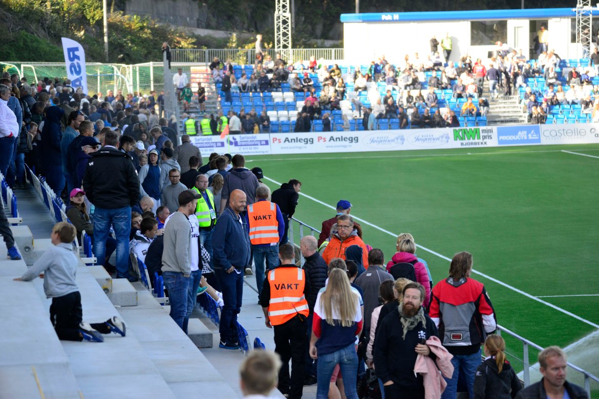 Publikum strømmet til hovedtribunen da Norac stadion ble åpnet.