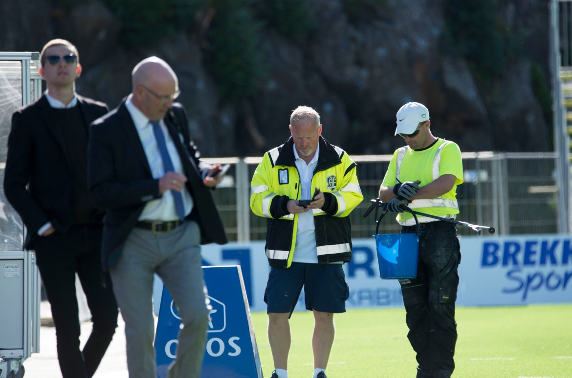 Per Carsten Michelsen sjekker detaljene i timene før den offisielle åpningen.
