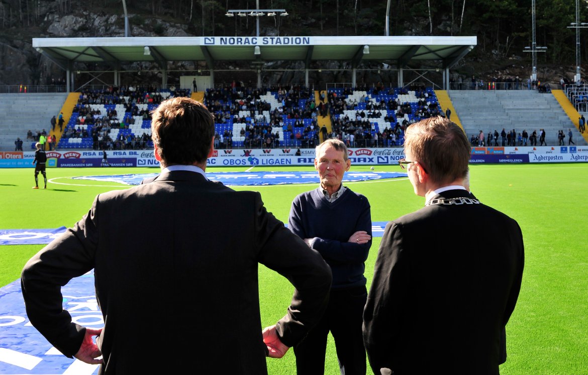 Ole Emil Rummelhoff som spilte da Bjønnes stadion ble åpnet i 1954, konverserer Jan Sigurd Otterlei og Robert C. Nordli før den offisielle åpningen.