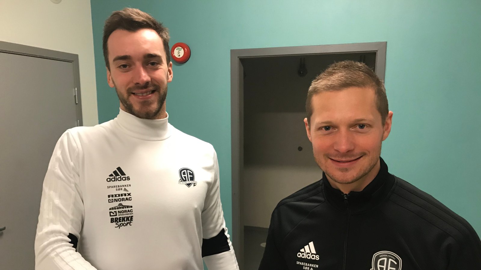 Mattias Andersson ønsker Grzegorz Flasza velkommen til Arendal Fotball.