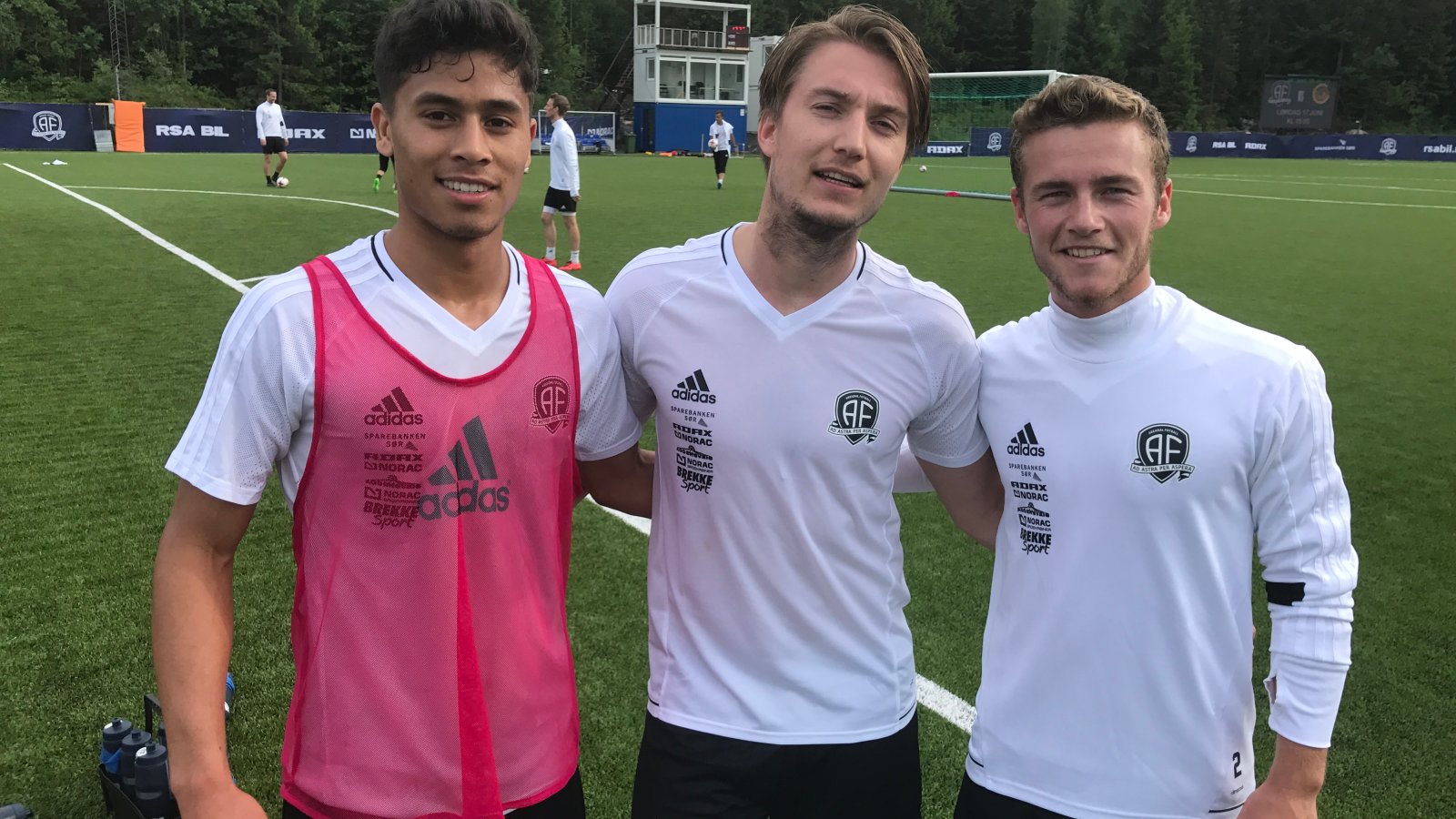 Moses Dyer, Jaran Jørgensen og Ross Holland Murtagh fant seg til rette på Arendal-trening og føler det er høyt nivå.