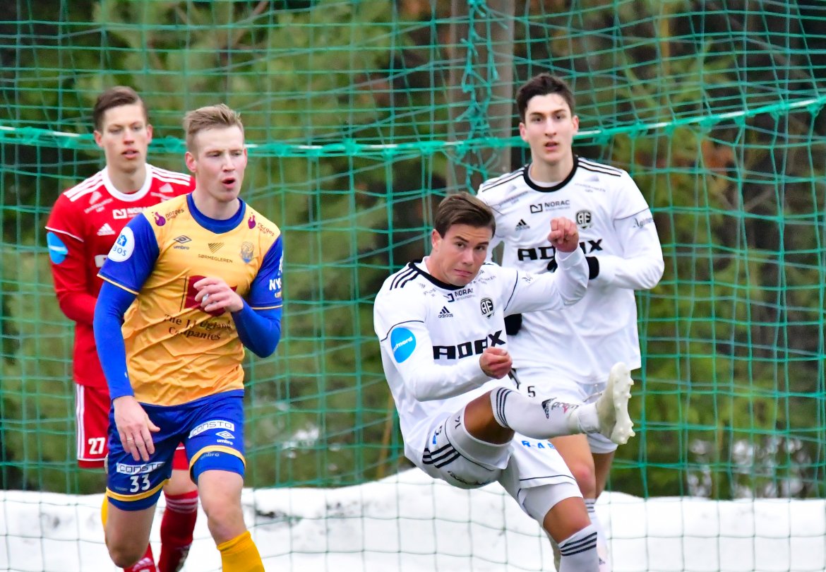 Prøvespiller Sander Emanuelsen klarerer.