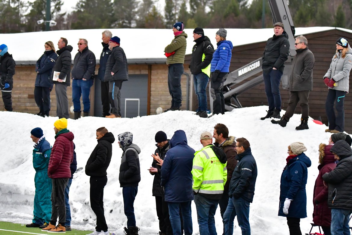 En håndfull entusiaster trosset både vær og kamptidspunkt for å få med seg lokaloppgjøret mellom Arendal og Jerv.