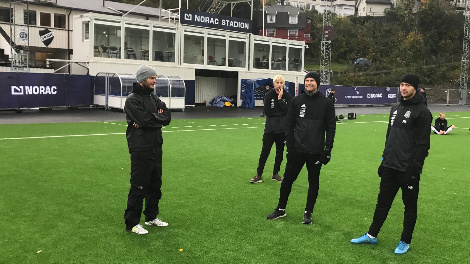 Assistenttrener Øyvind Dalseth, koordinator Thomas Seland, manuellterapeut Torbjørn Selås og trener Mattias Andersson på Norac stadion i september 2017.
