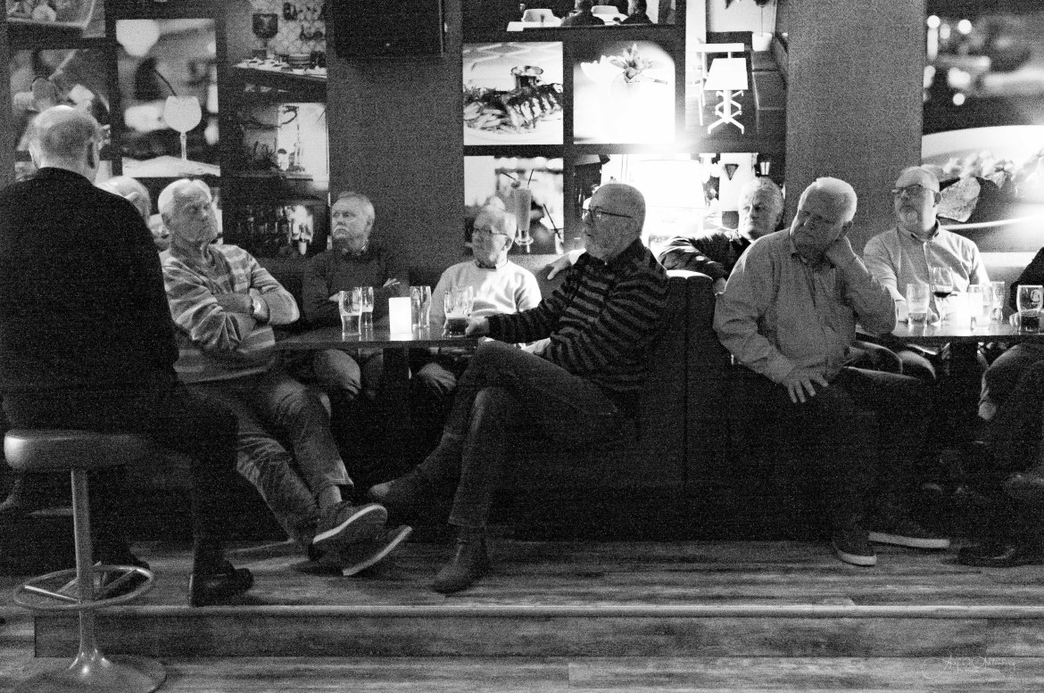 Venner av Arendal Fotball - som ventet tålmodig på at gutta fra A-stallen skulle komme hjem fra Fredrikstad...