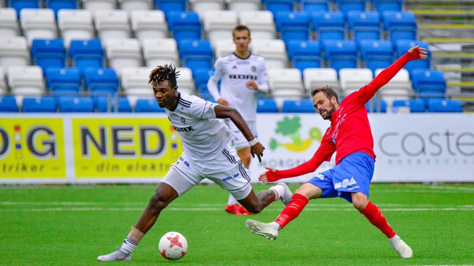 Thompson Ekpe strekker ut!