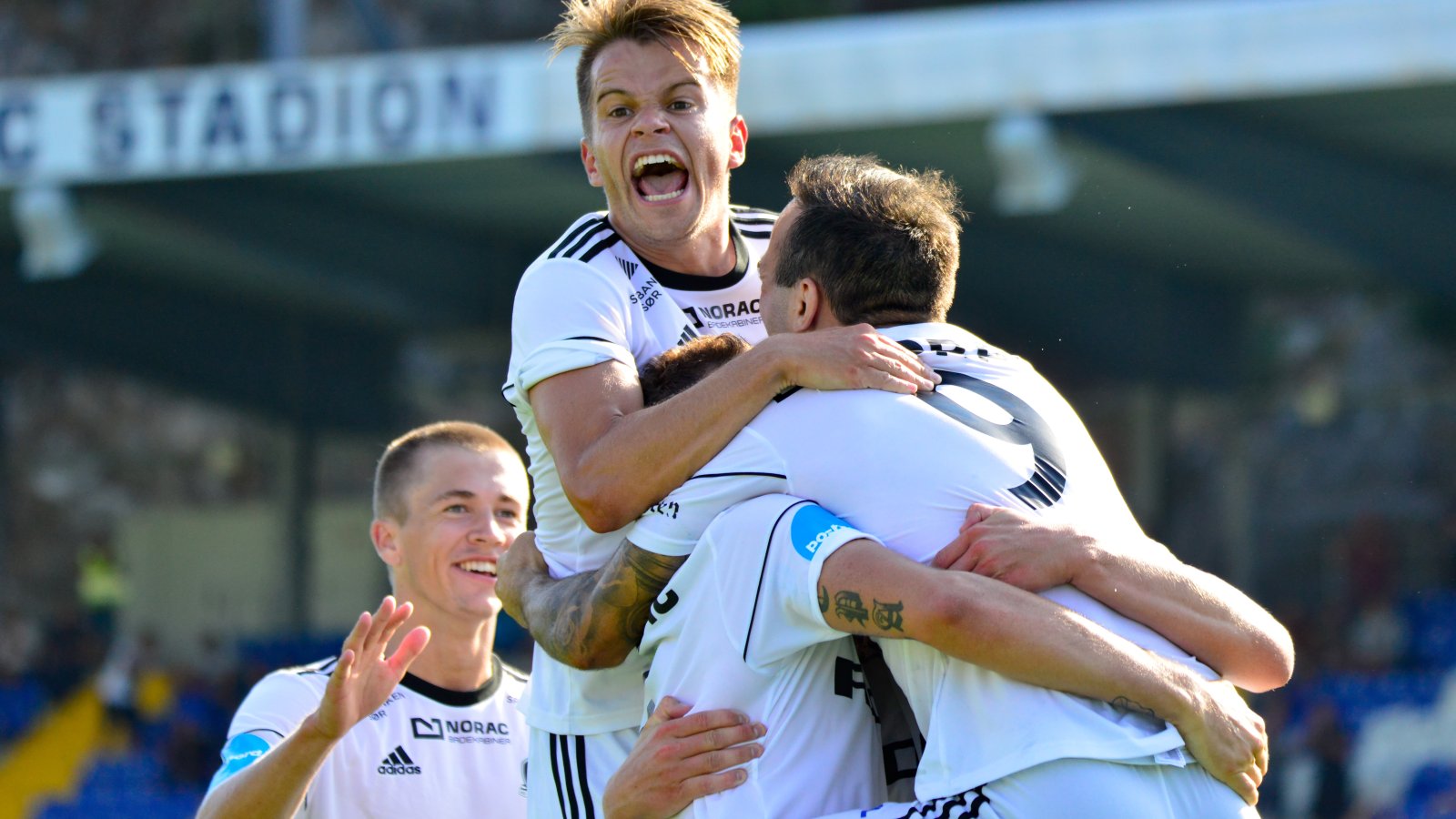 Se den seiersgleden! Anders Hella er høyt oppe, Philip Aukland kommer til, mens Wilhem Pepa gjør det han kan for å "begrave" målscorer Preben Skeie!