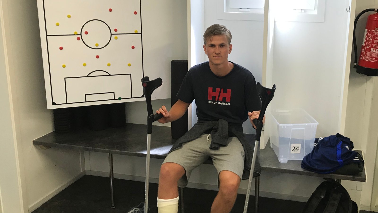 Anders Hylen Pedersen i garderoben med gips etter at akillessenen røk på trening 4. juli 2019.