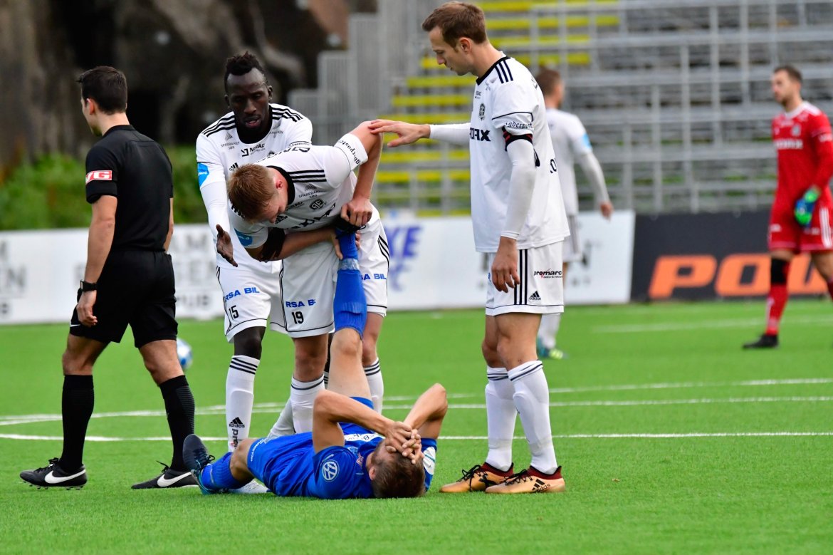 Pape Paté Diouf, Fabian Stensrud Ness og Petar Rnkovic hjelper Fløy-spiller som har løpt til krampa tok ham...
