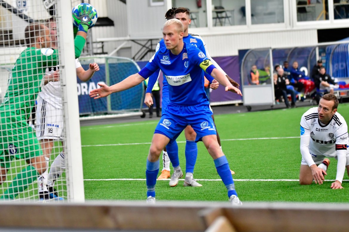 Fløy-keeper Andreas Hoppestad hindrer Arendal-scoring.