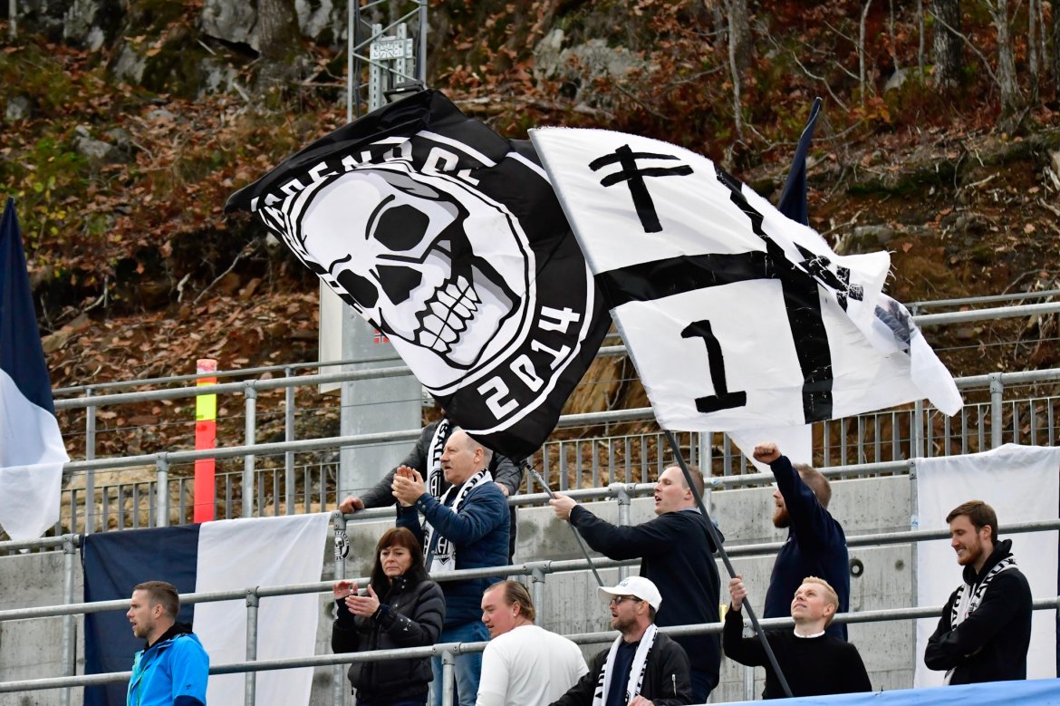 Den harde kjerne i Forza Arendal ga alt - også i årets siste hjemmekamp.