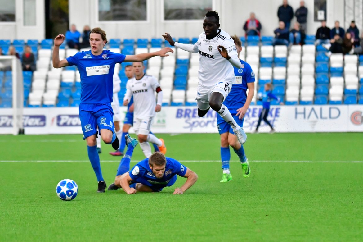 Pape Paté Diouf forsøker å holde seg på beina...