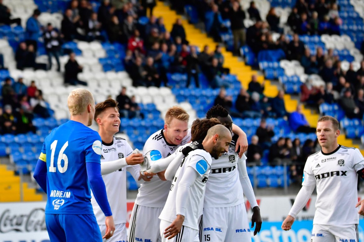 1-0. Pape Paté Diouf hylles av lagkamerater.