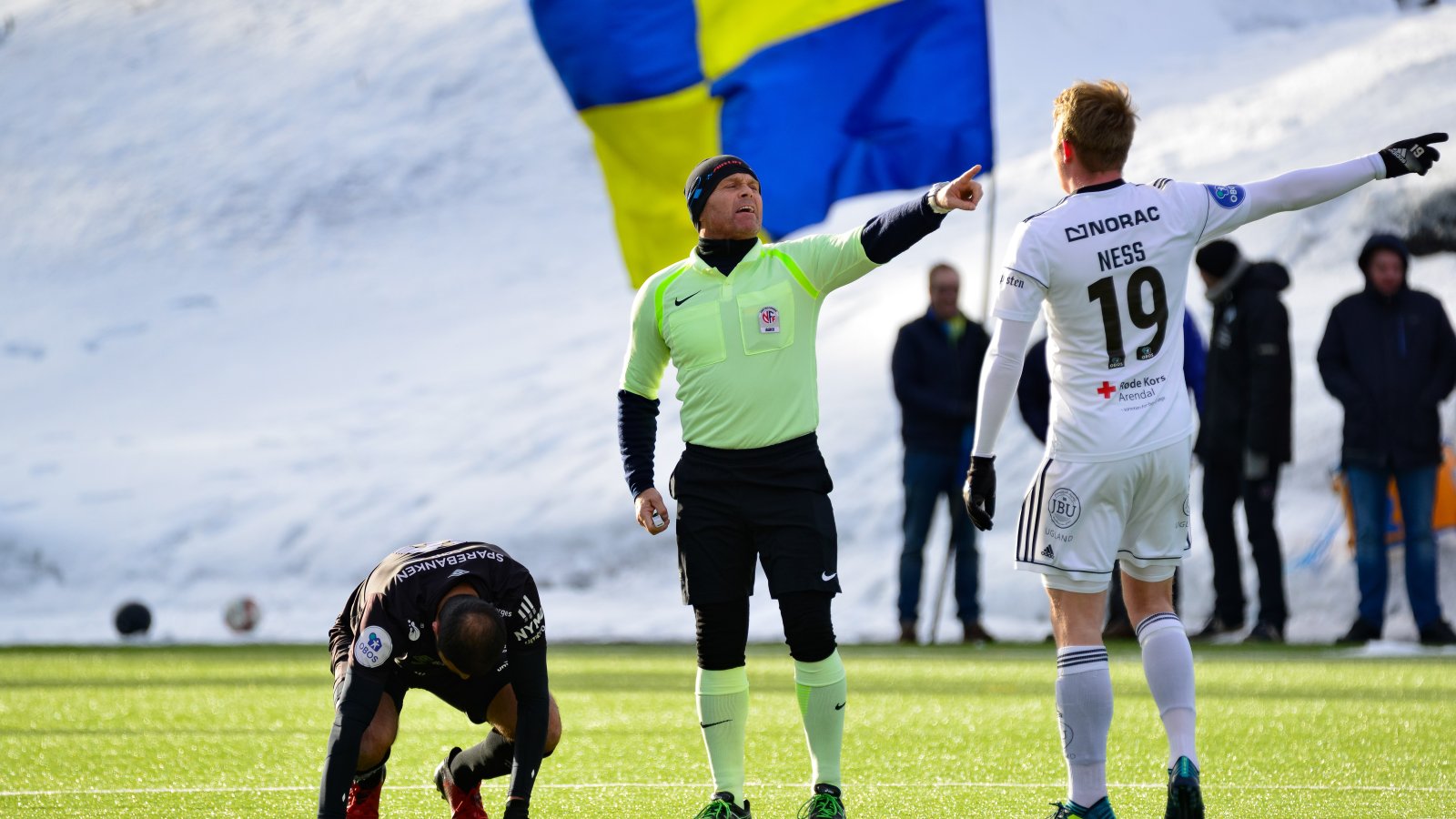 Fabian Ness diskuterer med dommeren i treningskampen mot Jerv.