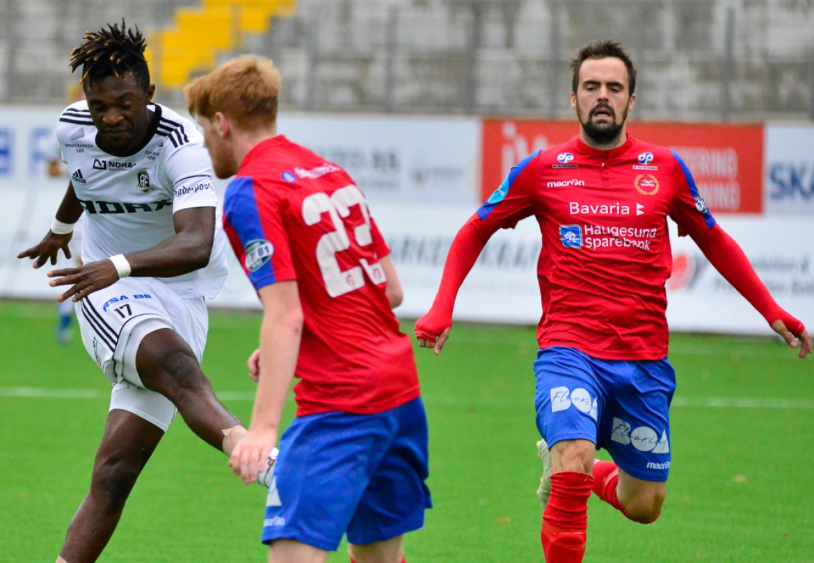 Thompson Ekpe tester skuddfoten, dessverre uten uttelling denne gangen.