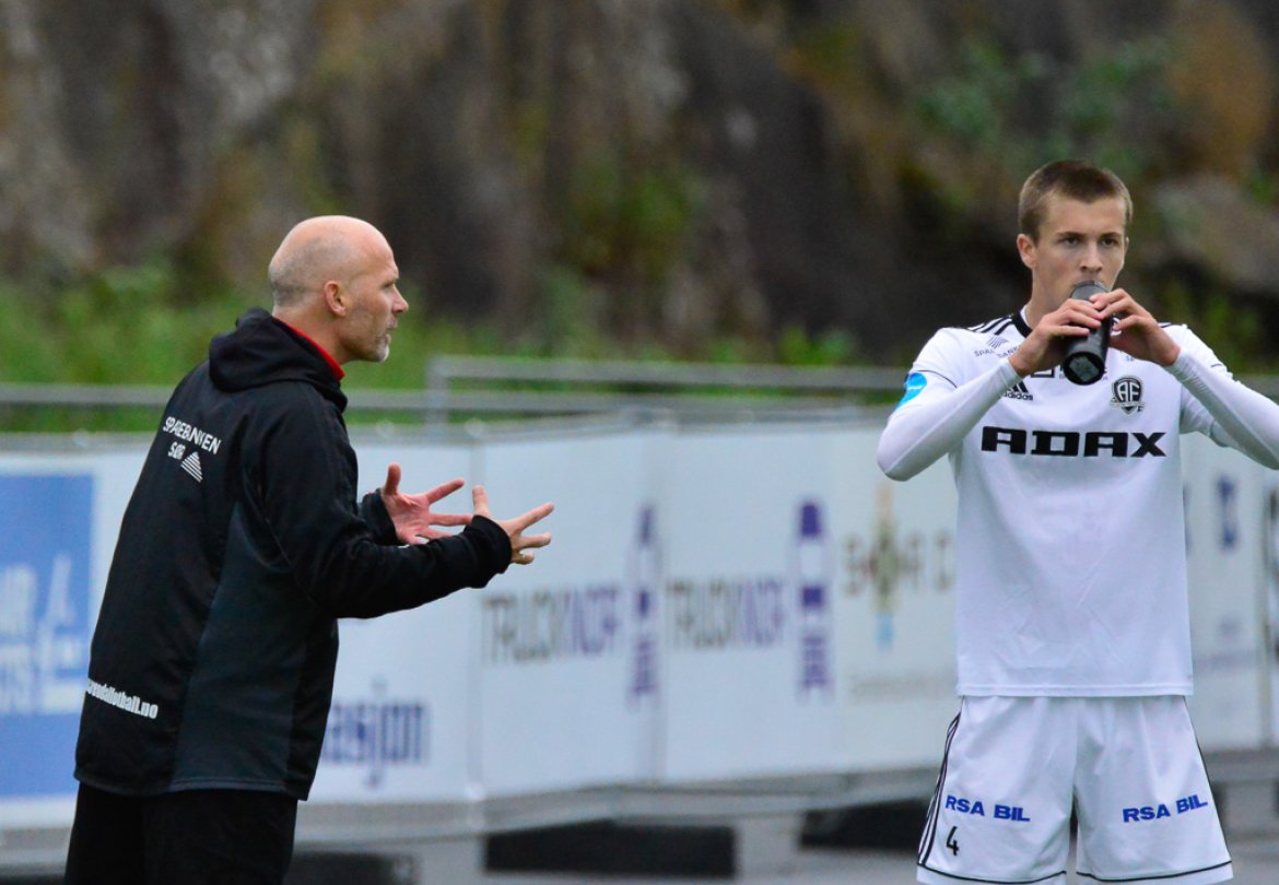 Steinar Pedersen gir instruksjoner til Philip Aukland.
