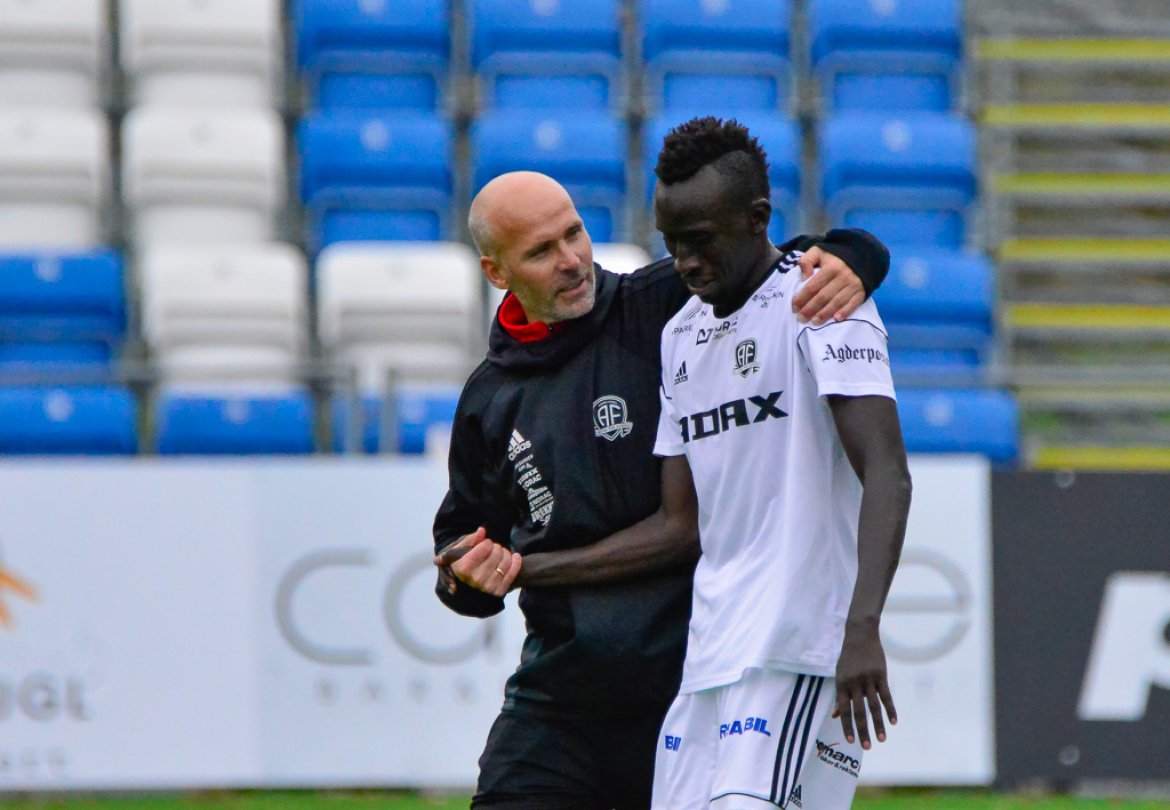 Steinar Pedersen gratulerer Pape Paté Diouf med seieren!