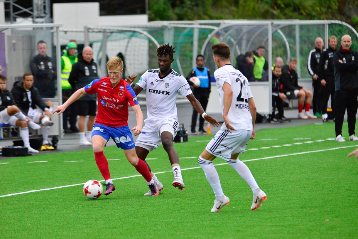 Thompson Ekpe og Stian Michalsen samarbeider for å gjenerobre ballen.