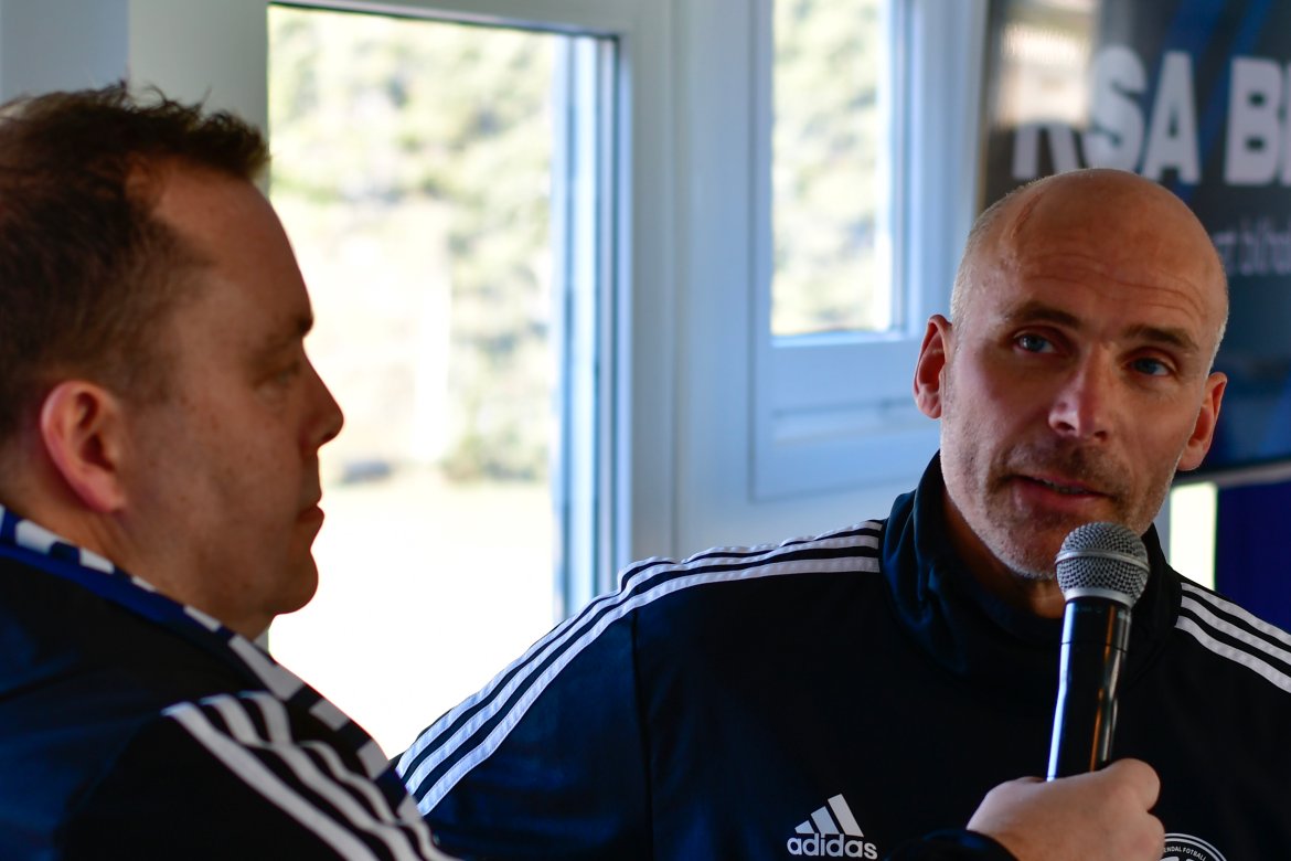 Bård Sterk-Hansen intervjuer Steinar Pedersen før kampen.